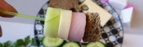 канапе с колбасой и сыром на шпажках