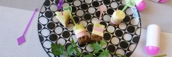 канапе с колбасой и сыром на шпажках