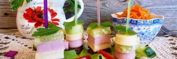 канапе с колбасой и сыром на шпажках