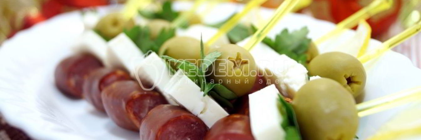 Канапе с копчеными колбасками