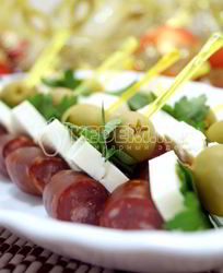 Канапе с копчеными колбасками