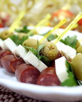 Канапе с копчеными колбасками