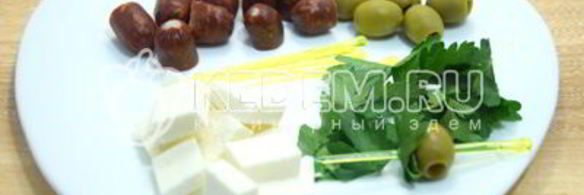 канапе с копчеными колбасками