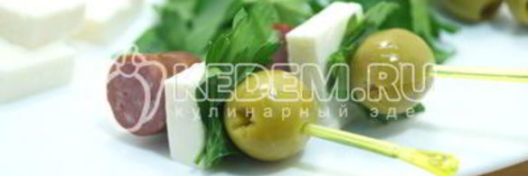 канапе с копчеными колбасками