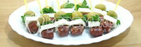 канапе с копчеными колбасками