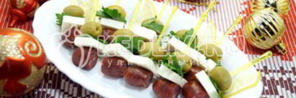 канапе с копчеными колбасками