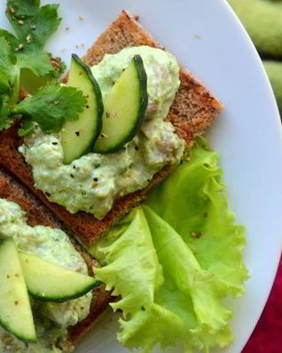 Канапе с сельдью и свежим огурцом