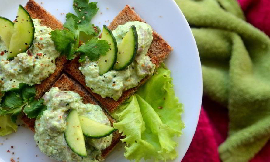 Рецепт канапе с сельдью и свежим огурцом