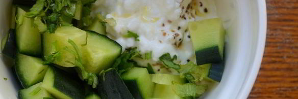 канапе с сельдью и свежим огурцом