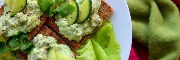 канапе с сельдью и свежим огурцом