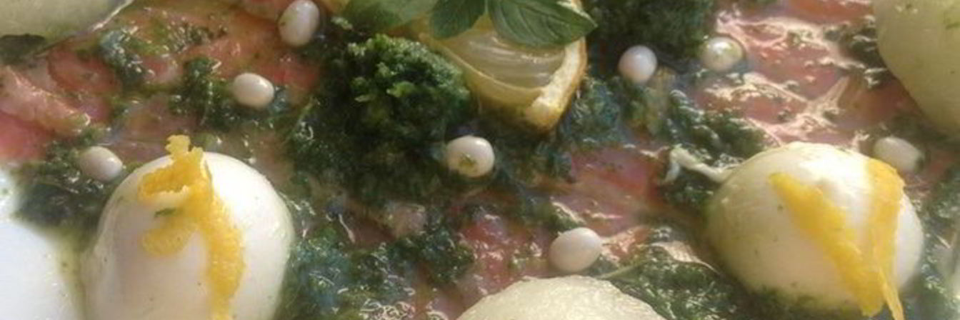 Карпаччо из форели с дыней, моцареллой и мятным песто