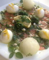 Карпаччо из форели с дыней, моцареллой и мятным песто