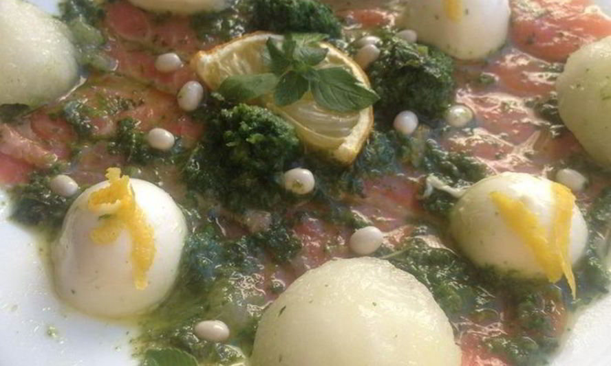 Рецепт карпачча из форели с дыней, моцареллой и мятным песто