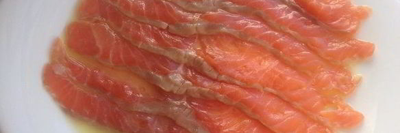 карпаччо из форели с дыней, моцареллой и мятным песто