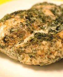 Лосось , маринованный с чесноком и укропом