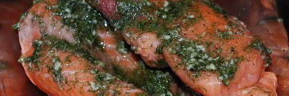 лосось , маринованный с чесноком и укропом