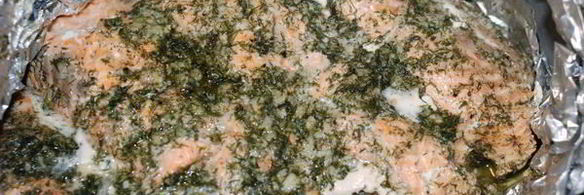 лосось , маринованный с чесноком и укропом