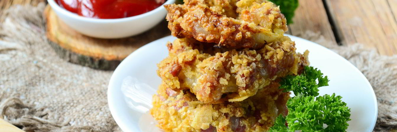 Луковые кольца в беконе и панировке