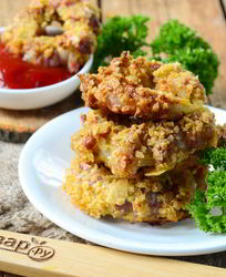 Луковые кольца в беконе и панировке