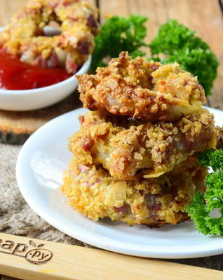 Луковые кольца в беконе и панировке