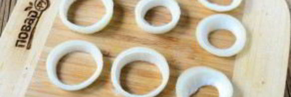 луковые кольца в беконе и панировке