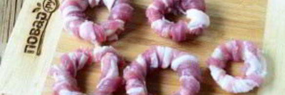 луковые кольца в беконе и панировке