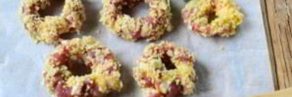 луковые кольца в беконе и панировке