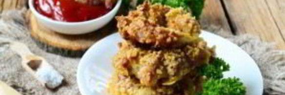 луковые кольца в беконе и панировке