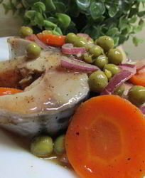 Маринованная скумбрия с овощами