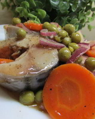 Маринованная скумбрия с овощами