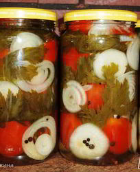 Маринованные помидоры с сельдереем и луком