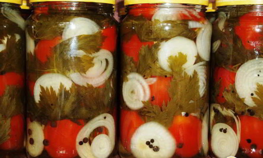 Рецепт маринованных помидоров с сельдереем и луком