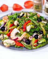 Морской коктейль с соевым соусом