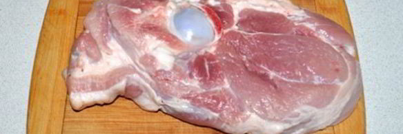 мясо, запеченное в маринованном луке