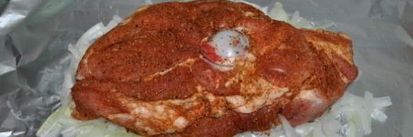 мясо, запеченное в маринованном луке