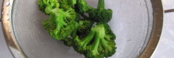 брокколи в сырном омлете с чесноком