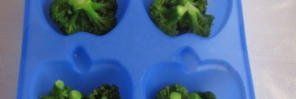 брокколи в сырном омлете с чесноком