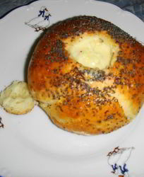 Булка с омлетом и маком