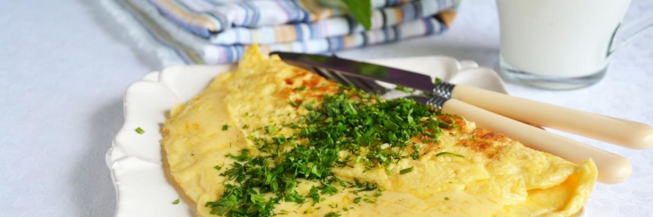 Французский омлет с начинкой из сыра и зеленью