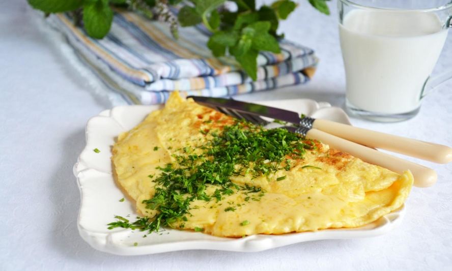 Рецепт французского омлета с начинкой из сыра и зеленью
