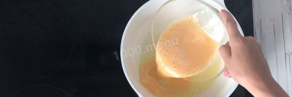 французский омлет с начинкой из сыра и зеленью