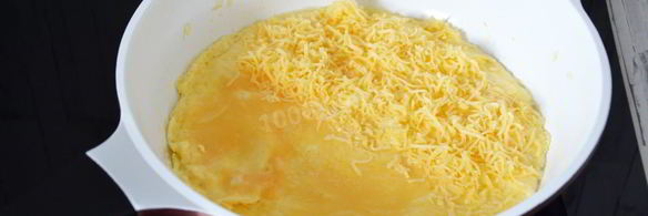 французский омлет с начинкой из сыра и зеленью