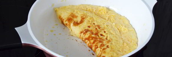 французский омлет с начинкой из сыра и зеленью