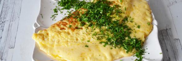 французский омлет с начинкой из сыра и зеленью