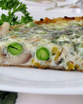 Фриттата с копченой скумбрией и зеленым горошком