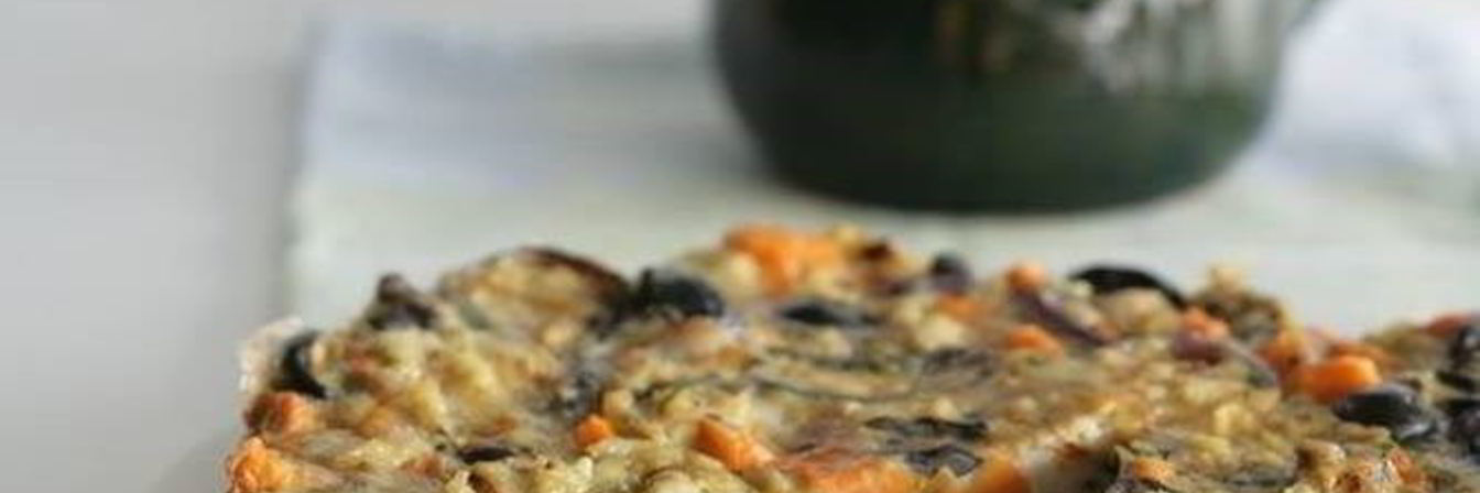 Фриттата с оливками, бататом и красным луком