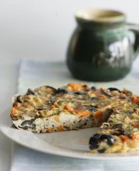 Фриттата с оливками, бататом и красным луком