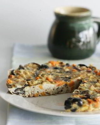 Фриттата с оливками, бататом и красным луком