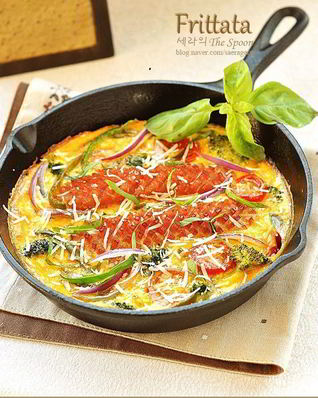 Фриттата с сосисками и овощами