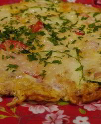 Фриттата с тунцом, кабачком и сладким перцем